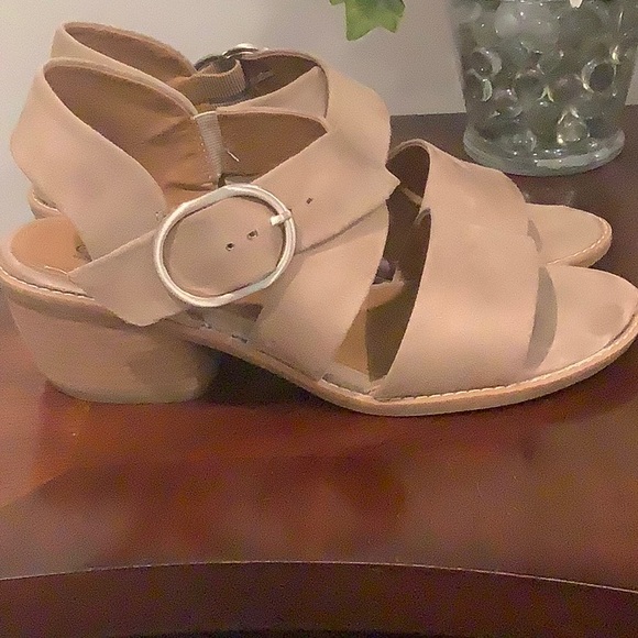 Euro soft strapped sandals on stacked heel - Picture 2 of 5